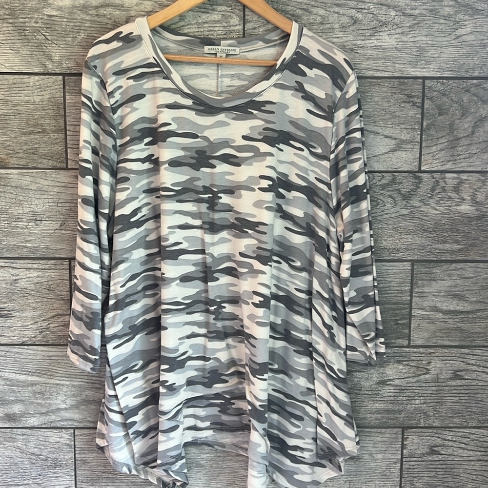 EUC Green Envelope Women’s Camo Print Top, Size 2XL